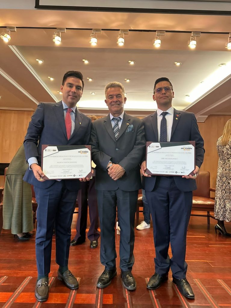 Nuestro Gerente, Jaime Vargas Salamanca, recibió la condecoración “Edificando Futuro” un reconocimiento a su compromiso académico a cargo de la Universidad Pedagógica y Tecnológica de Colombia.